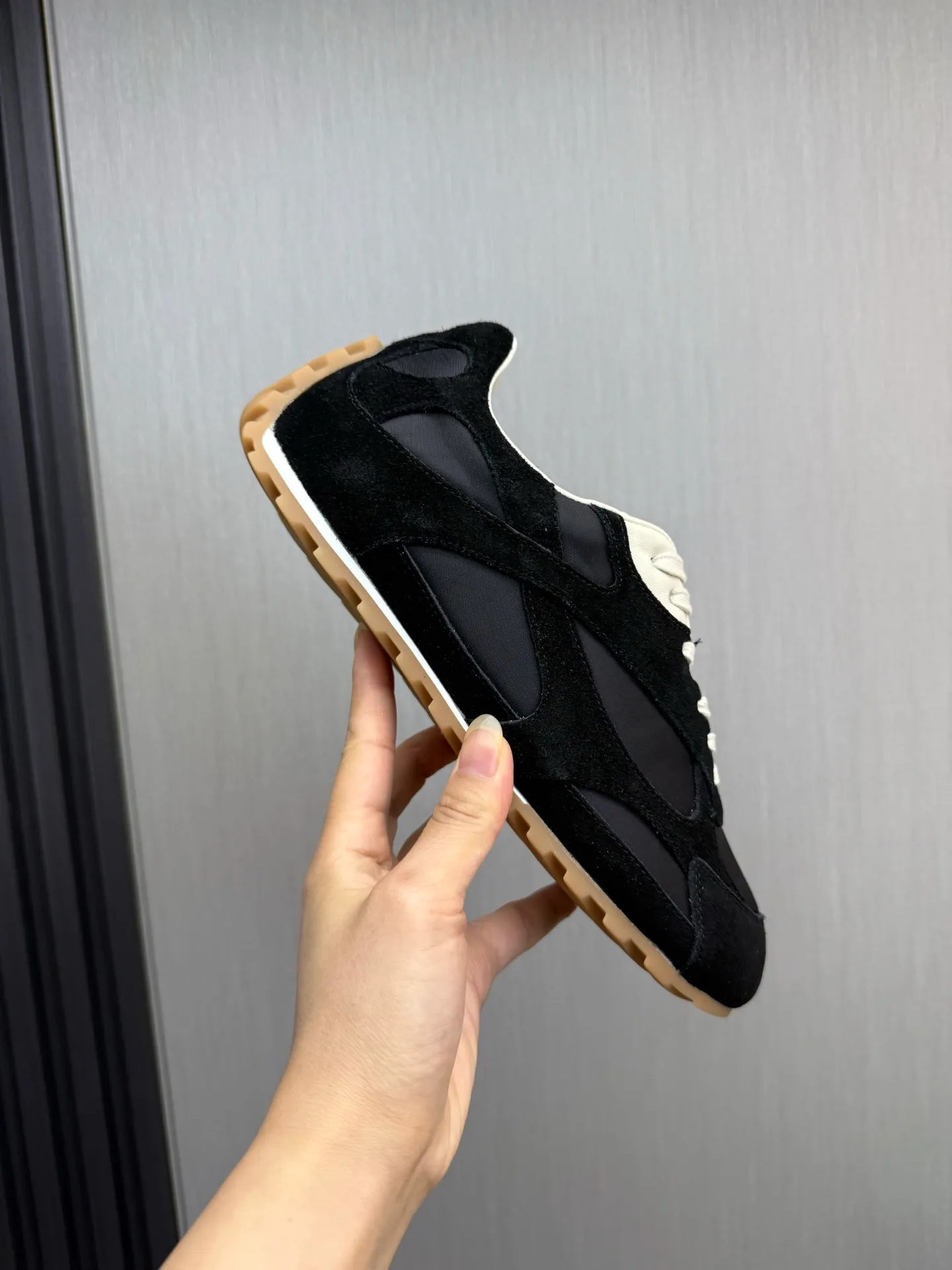 Men's men's shoes💰540💰 Bottega Veneta｜BV's new Forrest Gump shoes. Dexun shoes🩷💚 Sneaker technology nylon and suede, inspired by retro sneakers, light, comfortable, breathable and essential item. Original wear-resistant and non-slip rubber outsole❕❗️ Size: Female 35-40 (40 is custom-made and cannot be returned) Male 39-45 (45 is custom-made and cannot be returned or exchanged)